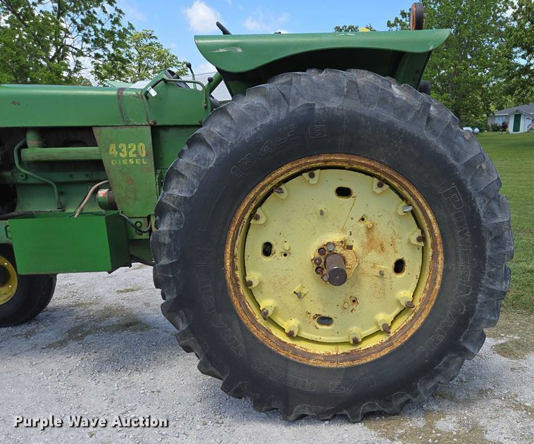 image for item EN3760 1972 John Deere 4320 tractor