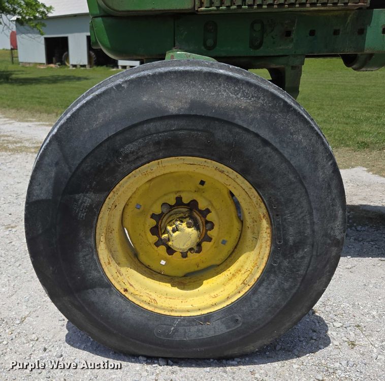 image for item EN3760 1972 John Deere 4320 tractor