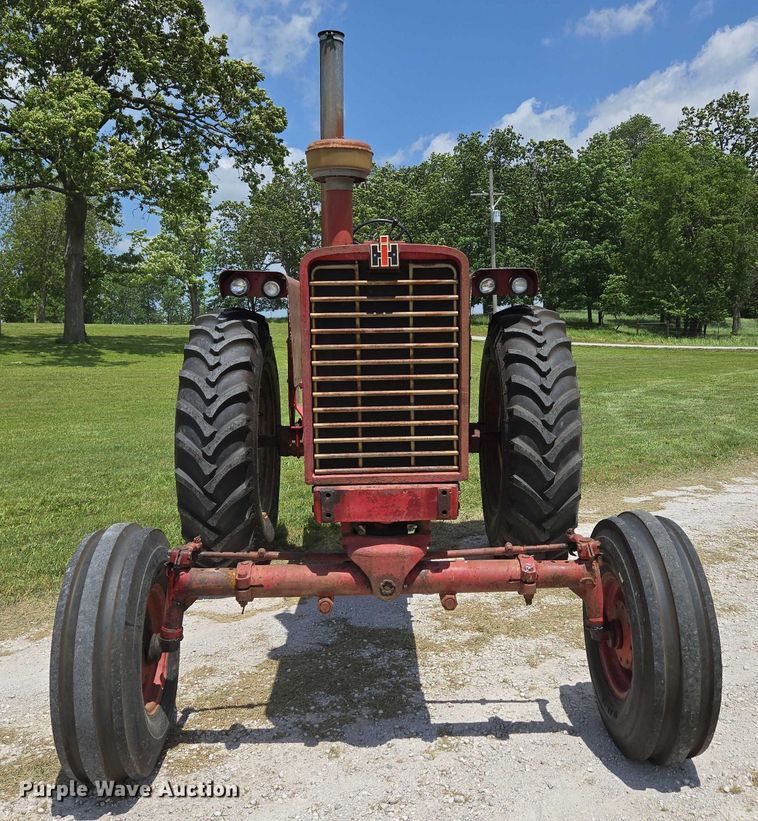 image for item EN3761 1968 International Harvester Farmall 1256 tractor