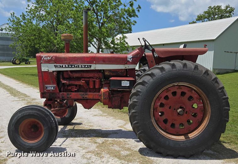 image for item EN3761 1968 International Harvester Farmall 1256 tractor