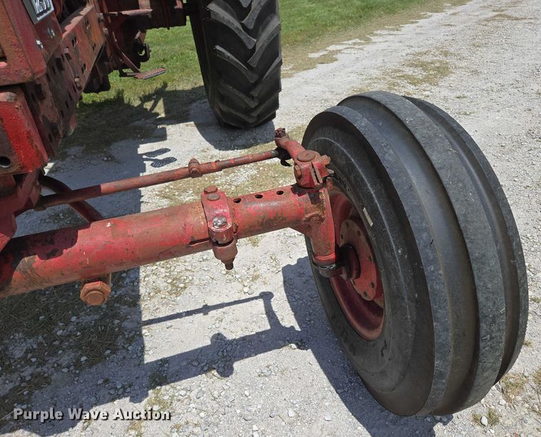 image for item EN3761 1968 International Harvester Farmall 1256 tractor