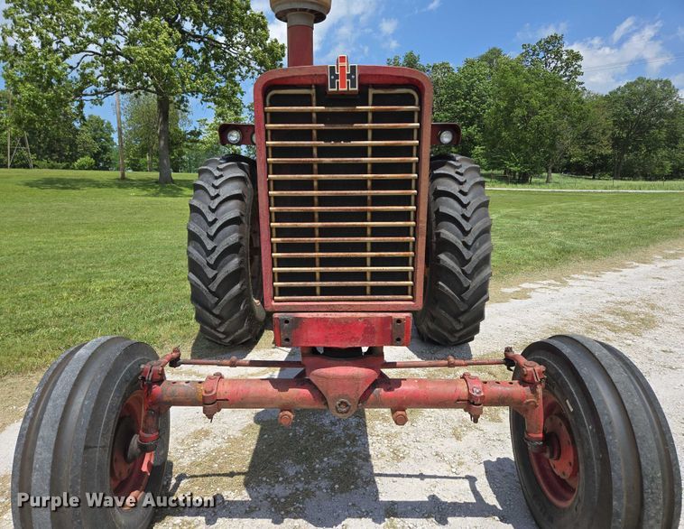 image for item EN3761 1968 International Harvester Farmall 1256 tractor