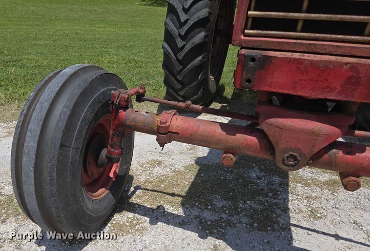 image for item EN3761 1968 International Harvester Farmall 1256 tractor