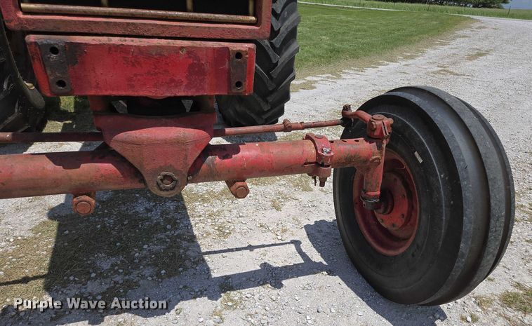 image for item EN3761 1968 International Harvester Farmall 1256 tractor