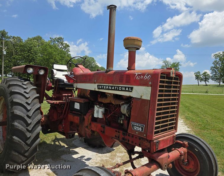 image for item EN3761 1968 International Harvester Farmall 1256 tractor