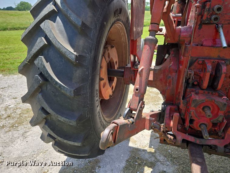 image for item EN3761 1968 International Harvester Farmall 1256 tractor