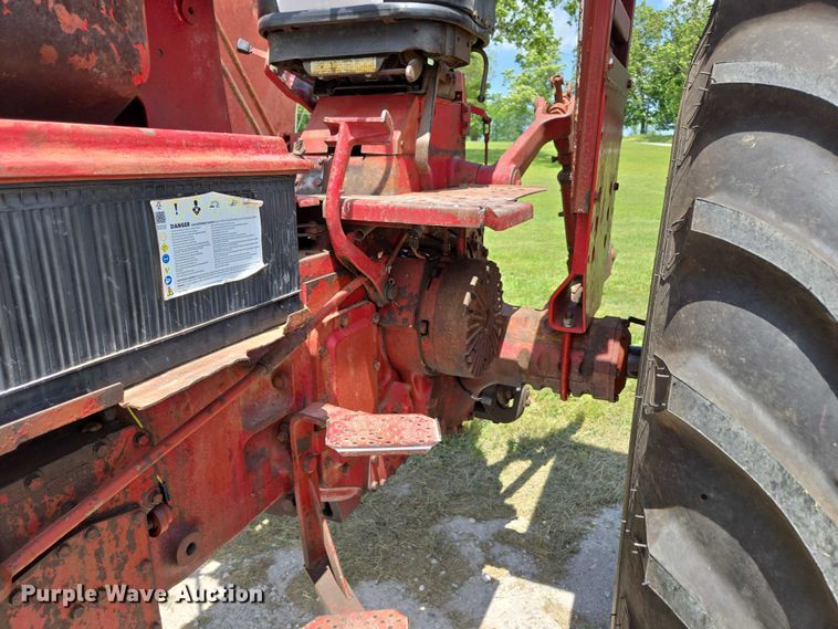 image for item EN3761 1968 International Harvester Farmall 1256 tractor