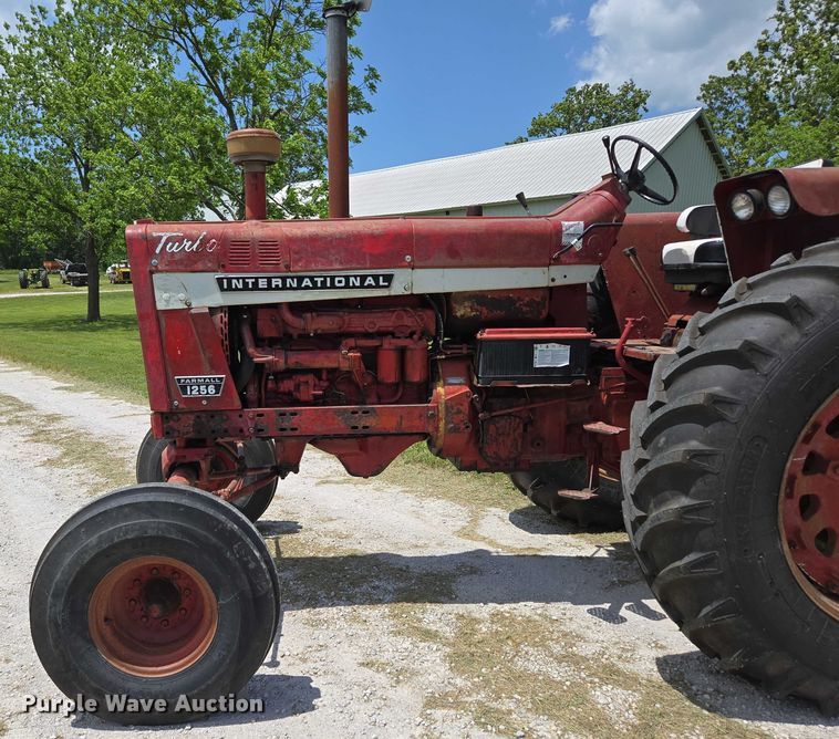image for item EN3761 1968 International Harvester Farmall 1256 tractor