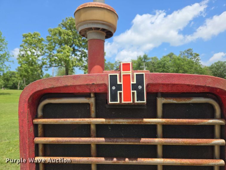 image for item EN3761 1968 International Harvester Farmall 1256 tractor