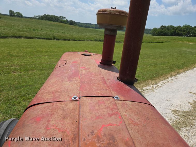 image for item EN3761 1968 International Harvester Farmall 1256 tractor