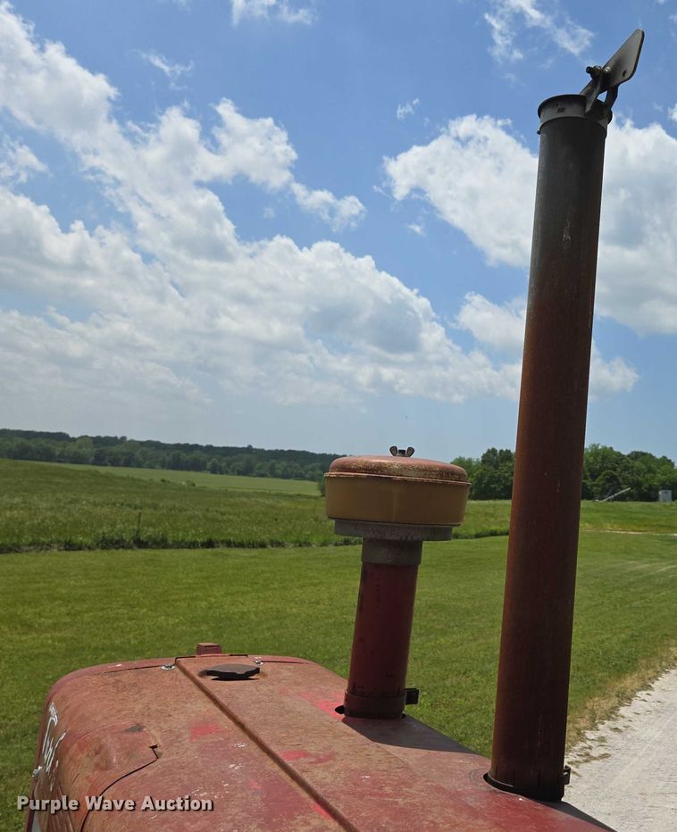 image for item EN3761 1968 International Harvester Farmall 1256 tractor