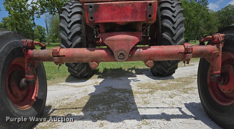 image for item EN3761 1968 International Harvester Farmall 1256 tractor