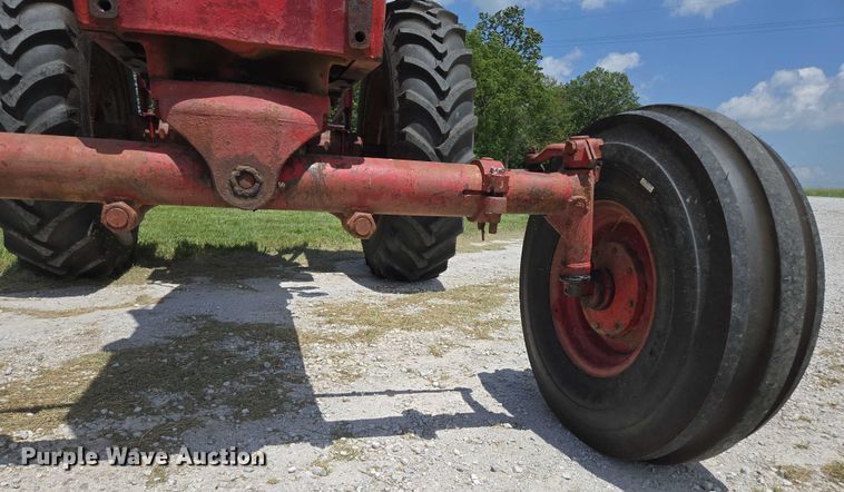 image for item EN3761 1968 International Harvester Farmall 1256 tractor