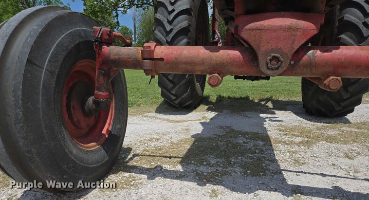 image for item EN3761 1968 International Harvester Farmall 1256 tractor