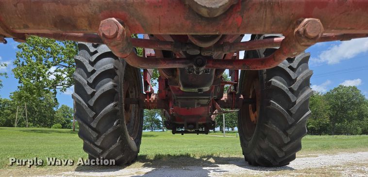 image for item EN3761 1968 International Harvester Farmall 1256 tractor