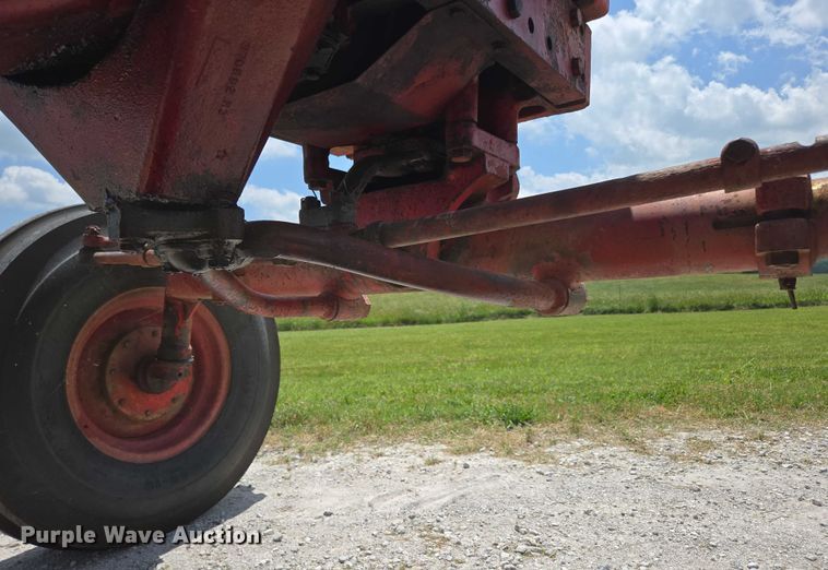 image for item EN3761 1968 International Harvester Farmall 1256 tractor