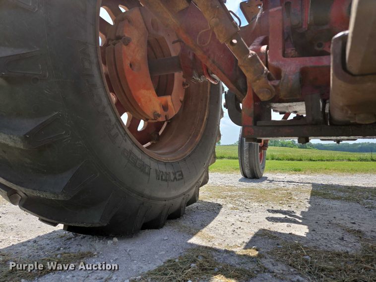 image for item EN3761 1968 International Harvester Farmall 1256 tractor