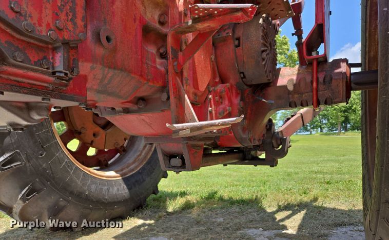 image for item EN3761 1968 International Harvester Farmall 1256 tractor