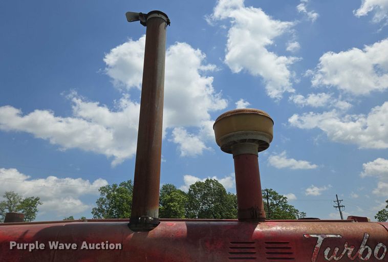 image for item EN3761 1968 International Harvester Farmall 1256 tractor