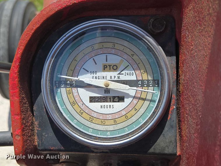 image for item EN3761 1968 International Harvester Farmall 1256 tractor