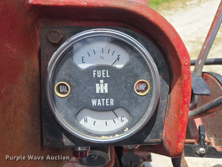 image for item EN3761 1968 International Harvester Farmall 1256 tractor
