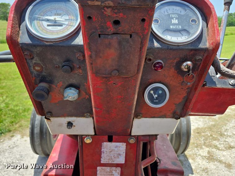 image for item EN3761 1968 International Harvester Farmall 1256 tractor