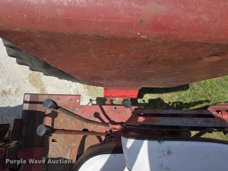 image for item EN3761 1968 International Harvester Farmall 1256 tractor