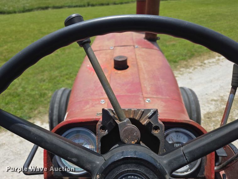 image for item EN3761 1968 International Harvester Farmall 1256 tractor