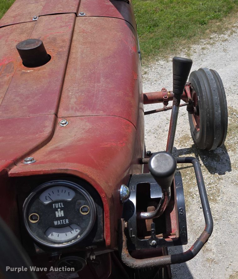 image for item EN3761 1968 International Harvester Farmall 1256 tractor