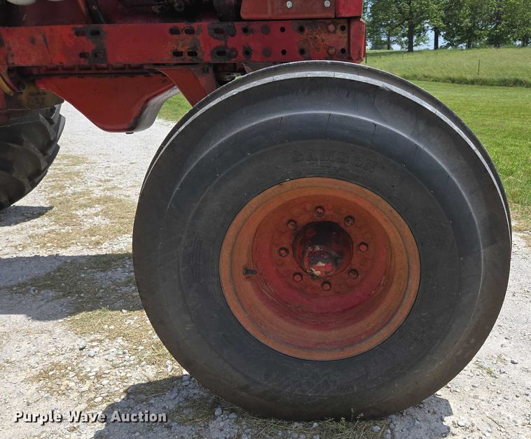 image for item EN3761 1968 International Harvester Farmall 1256 tractor