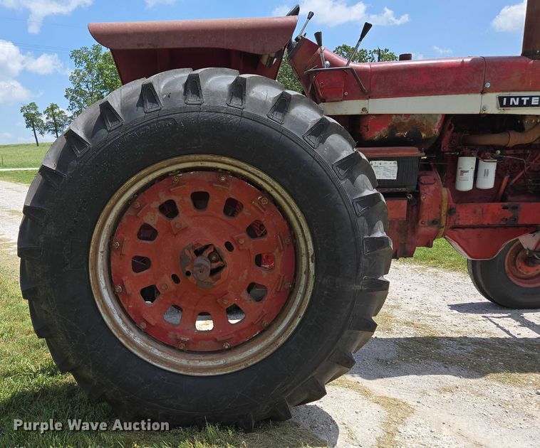 image for item EN3761 1968 International Harvester Farmall 1256 tractor