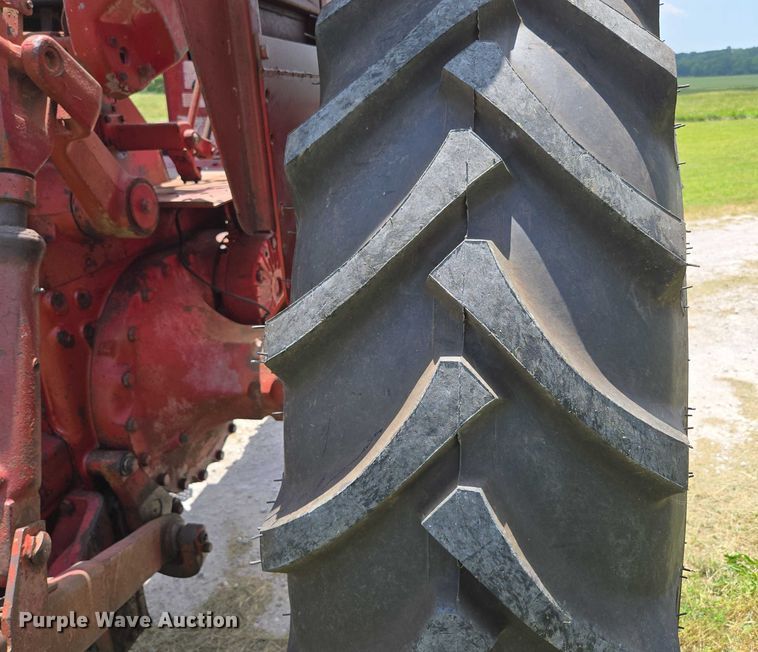 image for item EN3761 1968 International Harvester Farmall 1256 tractor