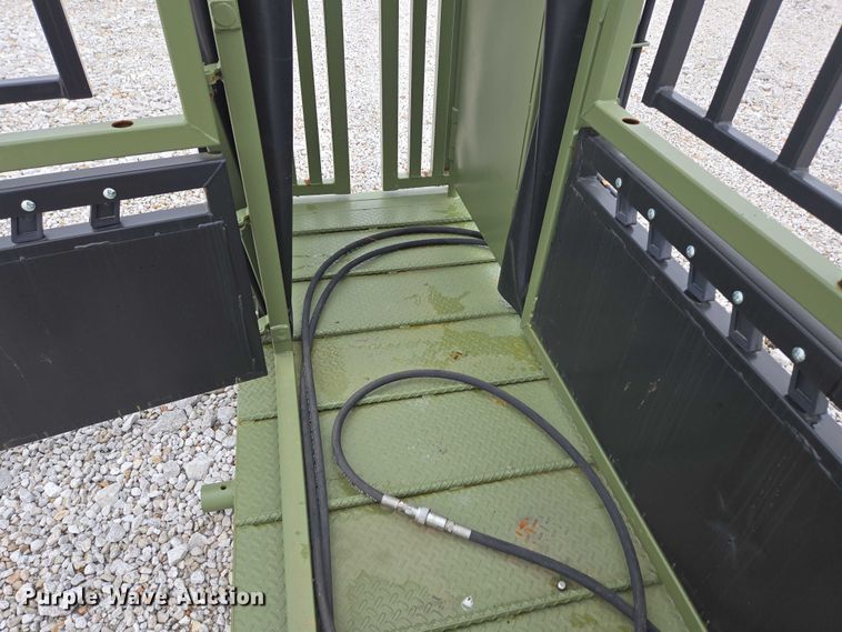 image for item EN3781 Cattle Baron livestock squeeze chute