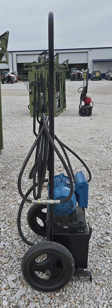 image for item EN3781 Cattle Baron livestock squeeze chute