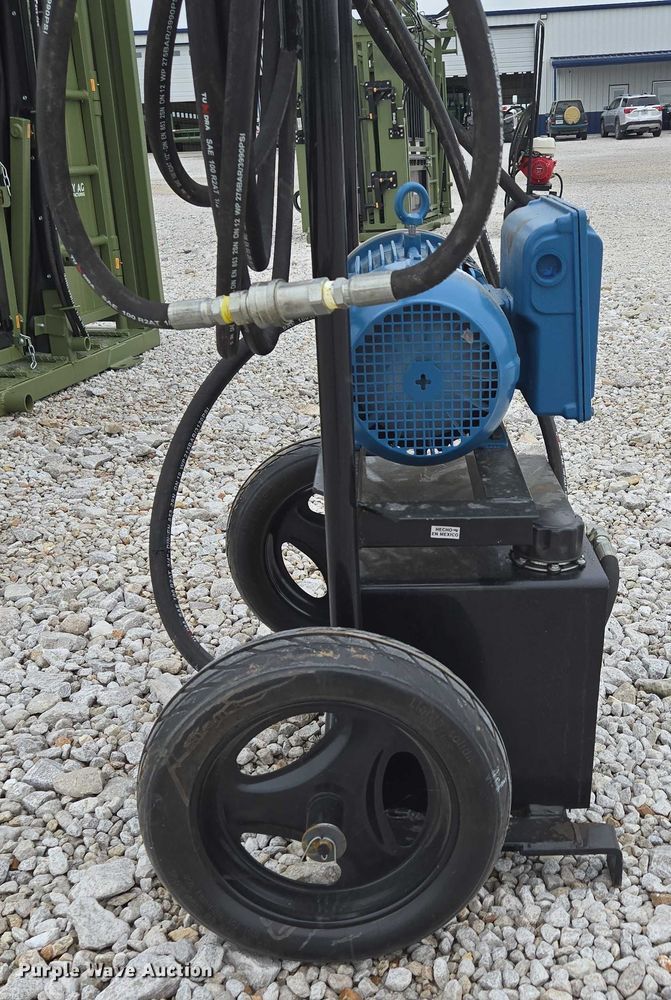 image for item EN3781 Cattle Baron livestock squeeze chute