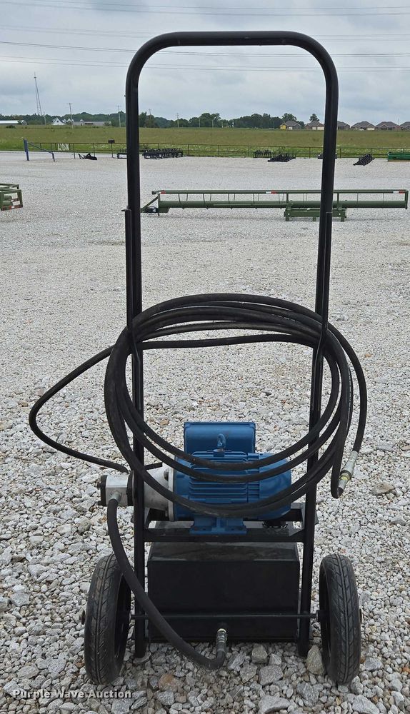 image for item EN3781 Cattle Baron livestock squeeze chute