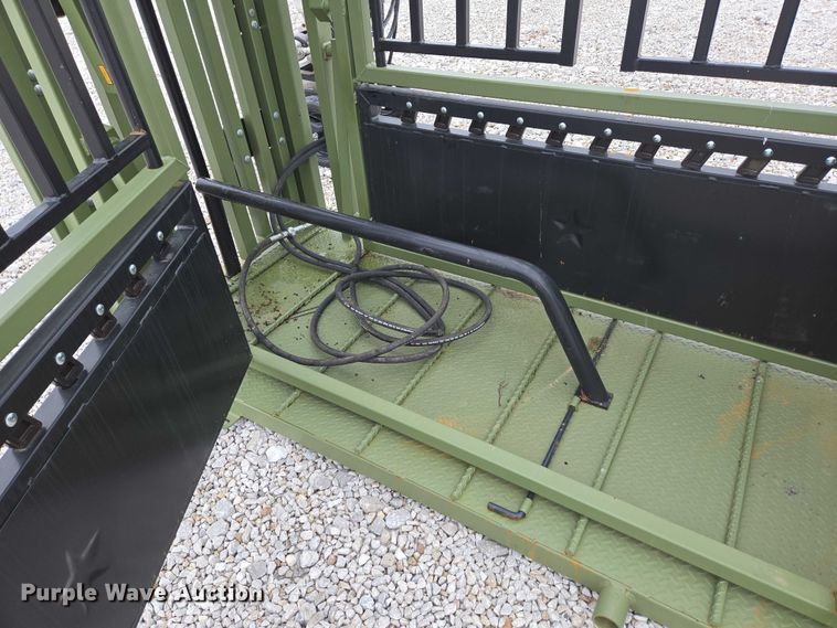 image for item EN3782 Cattle Baron livestock squeeze chute