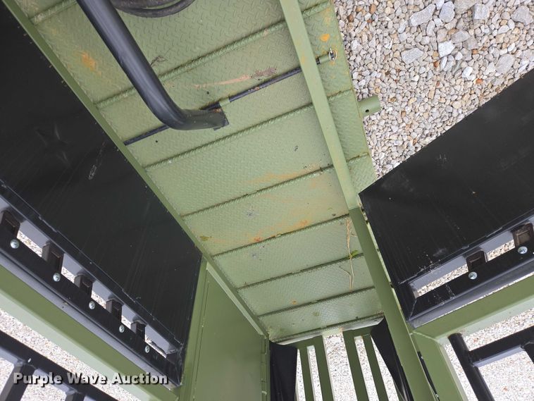 image for item EN3782 Cattle Baron livestock squeeze chute