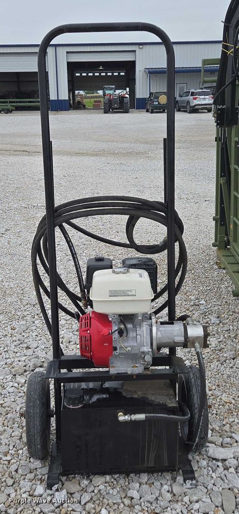 image for item EN3782 Cattle Baron livestock squeeze chute