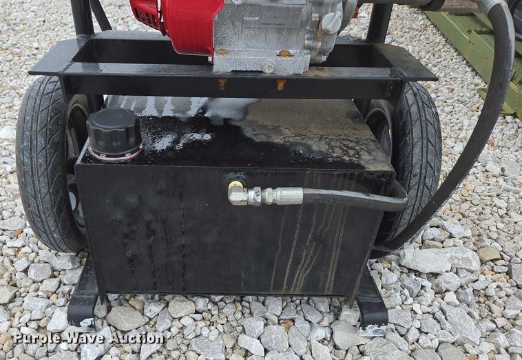 image for item EN3782 Cattle Baron livestock squeeze chute