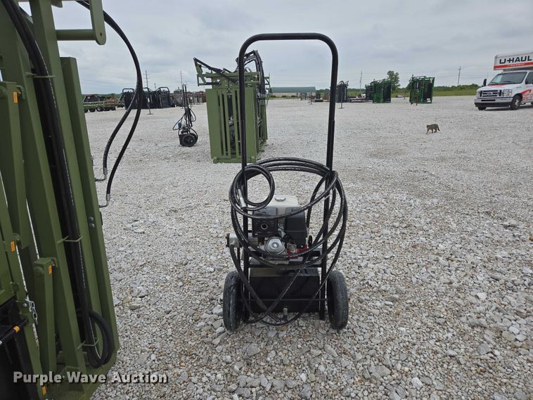 image for item EN3782 Cattle Baron livestock squeeze chute