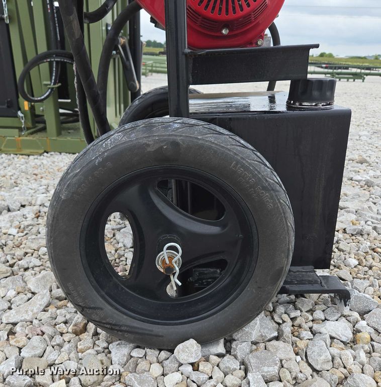 image for item EN3782 Cattle Baron livestock squeeze chute
