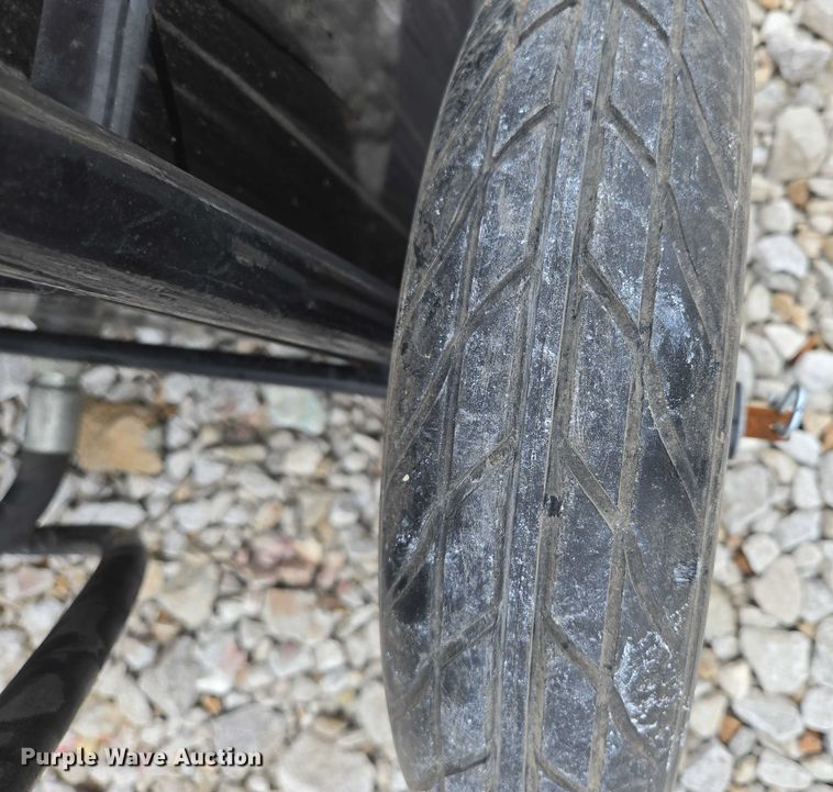 image for item EN3782 Cattle Baron livestock squeeze chute