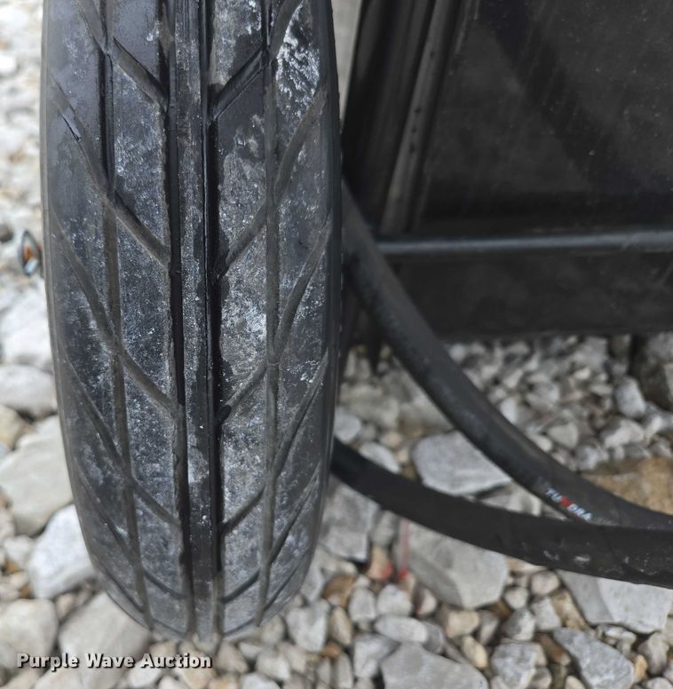 image for item EN3782 Cattle Baron livestock squeeze chute