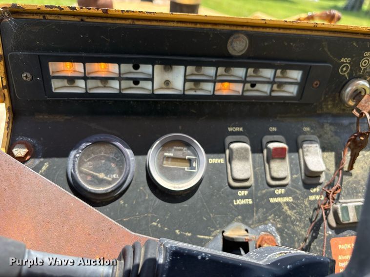 image for item ND9725 2006 John Deere 210LE landscape tractor