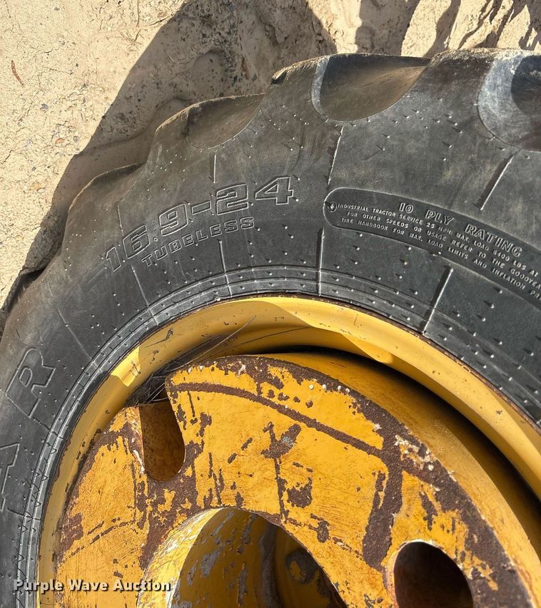 image for item ND9725 2006 John Deere 210LE landscape tractor