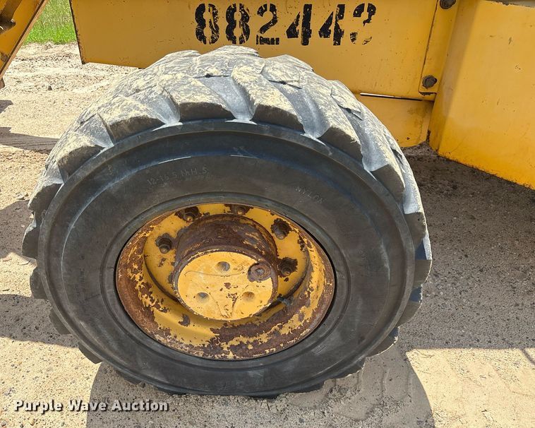 image for item ND9725 2006 John Deere 210LE landscape tractor