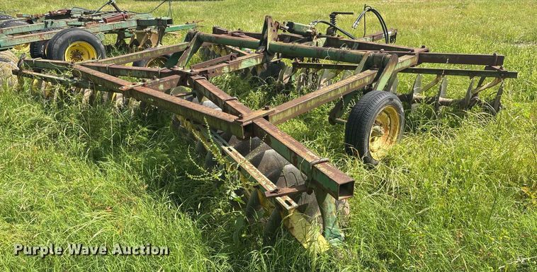image for item ND9741 John Deere tandem disk