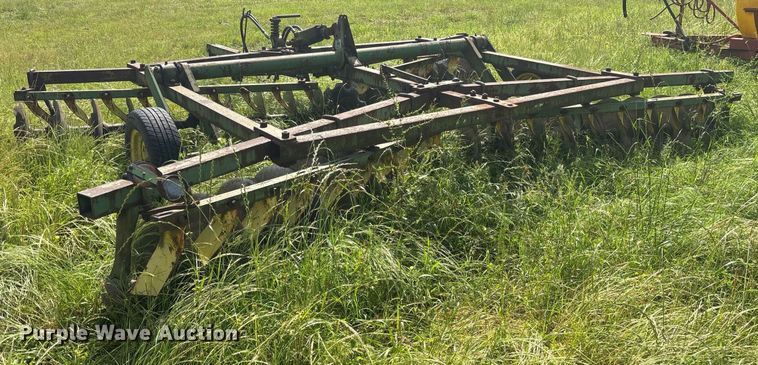 image for item ND9741 John Deere tandem disk
