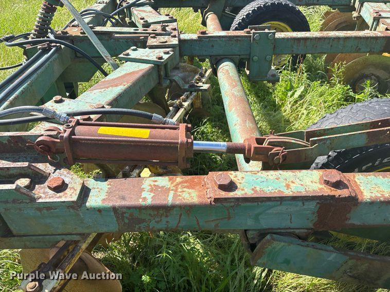 image for item ND9742 John Deere tandem disk